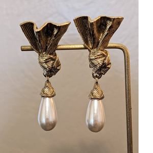 Vintage 80s Knotted Fan & Faux Teardrop Pearl Drop Clip On Statement Earrings